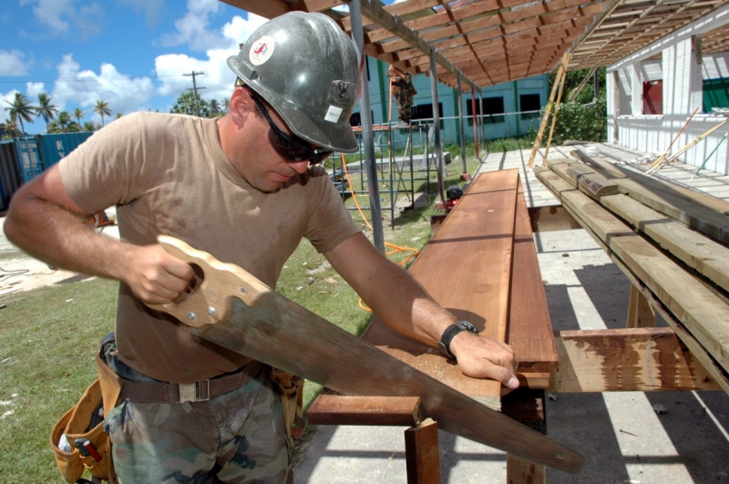 ebeniste-ST TROPEZ-min_worker_construction_building_carpenter_male_job_build_helmet-893290